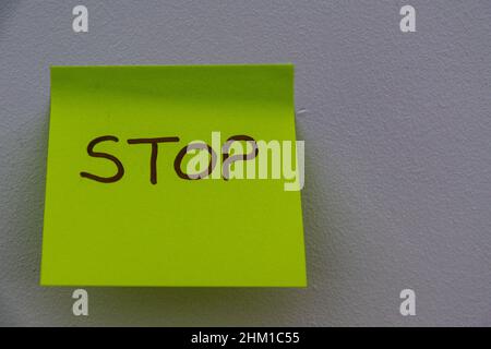 Stop Hand schrieb auf eine Haftnotiz, isoliert. Gefahr, Schutz, Hälfte, Schutz Konzept Hintergrund. Platz kopieren, einfache Konzepte. . Stockfoto