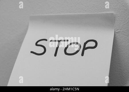 Stop Hand schrieb auf eine Haftnotiz, isoliert. Gefahr, Schutz, Hälfte, Schutz Konzept Hintergrund. Platz kopieren, einfache Konzepte. . Stockfoto