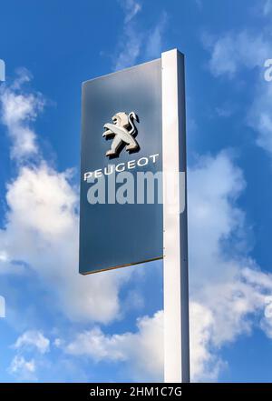 Moskau, Russland - 20. April 2019: Offizielles Autohaus-Zeichen von Peugeot vor dem blauen Himmel Hintergrund. Peugeot ist eine französische Automarke, Automobilmanufa Stockfoto