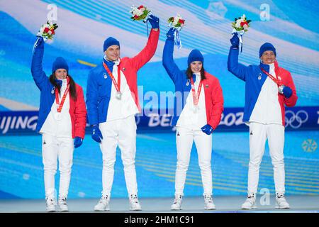 Zhangjiakou, Chinas Provinz Hebei. 6th. Februar 2022. Die Silbermedaillengewinnerinnen Anais Chevalier-Bouchet, Emilien Jacquelin, Julia Simon, Quentin Fillon Maillet (von L bis R) aus Frankreich posieren für ein Foto während der Preisverleihung des Biathlon-Mixed-Staffels „Women Men“ im Rahmen der Zhangjiakou Medals Plaza der Olympischen Winterspiele in Zhangjiakou, nordchinesische Provinz Hebei, 6. Februar. 2022. Quelle: Peng Ziyang/Xinhua/Alamy Live News Stockfoto