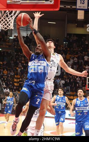 Lee Moore (Pallacanestro Germani Brescia) während der Serie A1 italienischen LBA Basketball-Meisterschaft Spiel Kigili Fortitudo Bologna gegen. Pallacanestro Germani Brescia im Sportpalast Paladozza - Bologna, 06. Februar 2022 - Foto: Michele Nucci Stockfoto