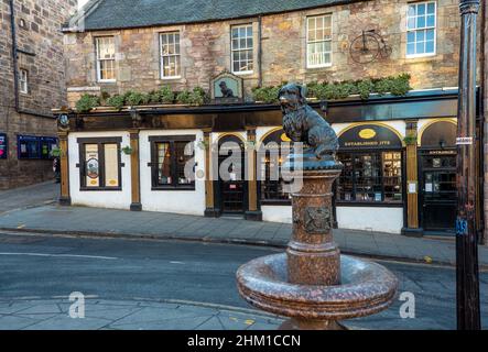 Die Greyfriars Bobby Statue und die Greyfriars Bobby Bar widmeten einen so treuen Hund Stockfoto