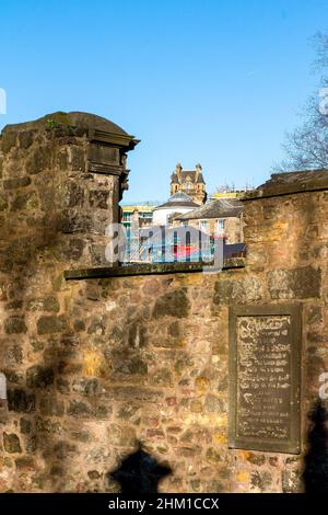 Blick über die Mauer in Richtung Edinburgh von Greyfriars Kirkyard, Edinburgh, Schottland, Großbritannien Stockfoto