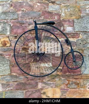 Penny Farthing Fahrrad an einer Wand über dem Greyfriars Pub in Edinburgh, Schottland, Großbritannien Stockfoto