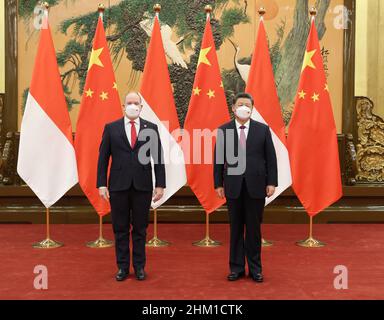 Peking, China. 6th. Februar 2022. Der chinesische Präsident Xi Jinping trifft sich mit dem Fürsten von Monaco, Albert II., in der Großen Halle des Volkes in Peking, der Hauptstadt Chinas, am 6. Februar 2022. Quelle: Ding Lin/Xinhua/Alamy Live News Stockfoto