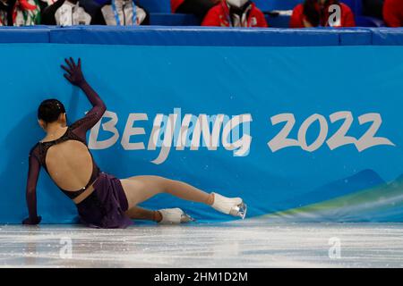 Peking, China. 6th. Februar 2022. ZHU YI (CHN) fällt während des Single-Skating-Short-Programms der Frauen während der Olympischen Winterspiele 2022 in Peking im Capital Indoor Stadium. Die 19-Jährige steht in den chinesischen Social Media vor einem Feuersturm, nachdem sie flach auf das Eis gefallen war und zuletzt bei der Teamveranstaltung des Kurzprogramms der Frauen landet. Auf Weibo, Chinas Twitter-ähnlicher Plattform, erreichte der Hashtag „'Zhu Yi is Fallen'“ innerhalb weniger Stunden 200 Millionen Aufrufe. Viele fragten, warum Zhu, ein in Amerika geborener Skater, auf Kosten eines im Land geborenen Sportlers für China ausgewählt wurde. Quelle: ZUMA Press, Inc./Al Stockfoto