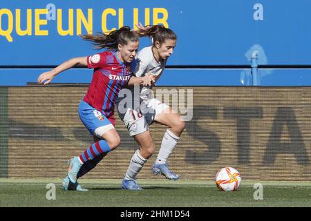 Barcelona, Spanien. 06th. Februar 2022. Barcelona, Spanien, 6th 2021. Februar: Claudia Pina (6 Barcelona) und Ane Campos (18 Eibar) während des Primera Iberdrola-Spiels zwischen Barcelona und Eibar im Johan Cruyff-Stadion in Sant Joan Despi, Barcelona, Spanien. Rafa Huerta/SPP Credit: SPP Sport Press Photo. /Alamy Live News Stockfoto