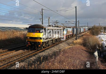 DB 90039 & 90024 passieren Carnforth am 4.2.22 mit 4M25 Mossend nach Daventry. Stockfoto