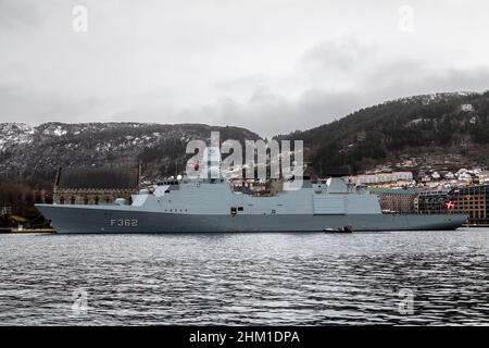 Dänische Fregatte der Ver Huitfeldt-Klasse F362 HDMS Peter Willemoes am Festningskaien Kai im Hafen von Bergen, Norwegen. Ein dunkler, regnerischer und nebliger Wintertag Stockfoto