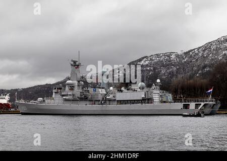 Niederländische Karel Doorman-Klasse Fregatte F3831 HNLMS Van Amstel am Festningskaien Kai im Hafen von Bergen, Norwegen. Die dänische Fregatte HDMS Triton hinter ihr. Stockfoto