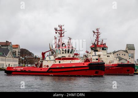 Schleppboot BB Coaster bereit, um vom Kai im Hafen von Bergen, Norwegen, abzufahren. BB-Server im Hintergrund. Stockfoto