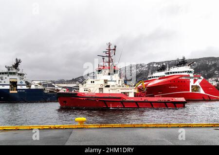 Schleppboot BB Coaster, Abfahrt vom Binnenhafen von Bergen, Norwegen. Vorbei am Skoltegrunnskaien Kai. Stockfoto