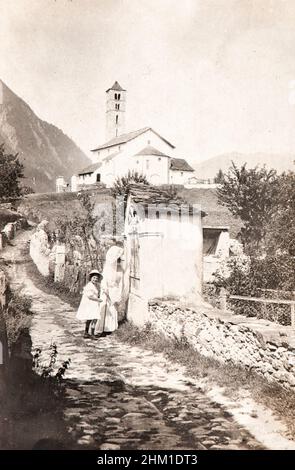 Familienambum eines wohlhabenden jungen Schweizer Mädchens während ihrer Sommerferien. Dieses Bild zeigt das Mädchen mit ihrer Mutter in der Nähe der Kirche San Giorgio in Rodi-Fieso (Schweiz) Stockfoto