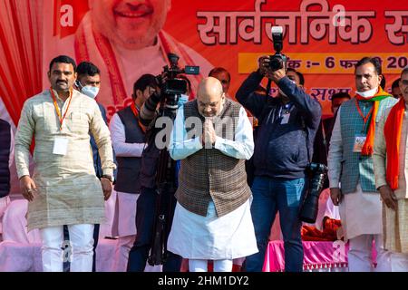 Bagpat, Indien. 06th. Februar 2022. Der Vorsitzende der Bhartiya Janata Party (BJP) und der Innenminister der Union, Amit Shah, begrüßt seine Anhänger während einer Wahlkundgebung am Prithviraj Degree College im Distrikt Bagpat. (Foto von Pradeep Gaur/SOPA Images/Sipa USA) Quelle: SIPA USA/Alamy Live News Stockfoto