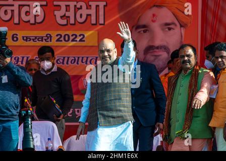 Bagpat, Indien. 06th. Februar 2022. Der Vorsitzende der Bhartiya Janata Party (BJP) und der Innenminister der Union, Amit Shah, winkt seinen Unterstützern während einer Wahlkundgebung am Prithviraj Degree College im Distrikt Bagpat zu. (Foto von Pradeep Gaur/SOPA Images/Sipa USA) Quelle: SIPA USA/Alamy Live News Stockfoto