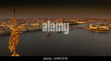 Der goldene Engel am Kreuz der Peter-und-Paul-Festung bei Sonnenaufgang, Wahrzeichen von St. Petersburg im Hintergrund, Isaac-Kathedrale, Admiralität Stockfoto