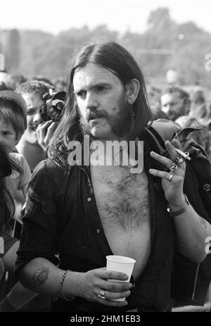 Lemmy Kilmister von Motörhead beim Reading Festival 1977 in England. Stockfoto