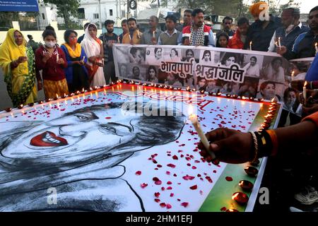 Bhopal, Indien. 06th. Februar 2022. Die Inder zollen dem Bollywood-Veteran der Playback-Sängerin Lata Mangeshkar Tribut. Die Königin von Melody wurde mit Bharat Ratna ausgezeichnet und viele andere renommierte Auszeichnungen, die als die beliebtesten und einflussreichsten Sänger des Landes gelten, starben im Alter von 92 Jahren nach längerer Krankheit in einem Krankenhaus in Mumbai. Kredit: SOPA Images Limited/Alamy Live Nachrichten Stockfoto