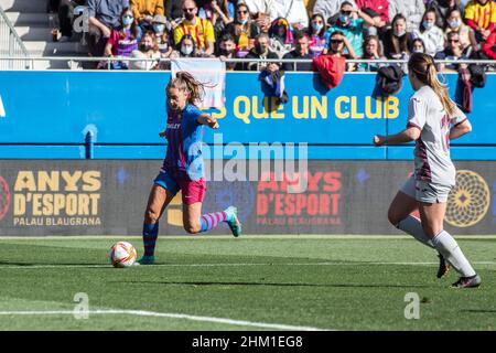 Barcelona, Spanien. 06th. Februar 2022. Lieke Martens (L) vom FC Barcelona in Aktion beim Primera Iberdrola-Spiel zwischen dem FC Barcelona Femeni und SD Eibar Femenino im Estadi Johan Cruyff. Endergebnis: FC Barcelona Femeni 7:0 SD Eibar Femenino. Kredit: SOPA Images Limited/Alamy Live Nachrichten Stockfoto