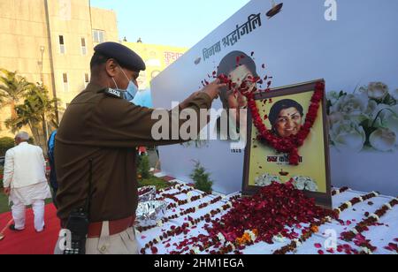 Bhopal, Indien. 06th. Februar 2022. Ein Polizist würdigt die Bollywood-Veteran-Playback-Sängerin Lata Mangeshkar. Die Königin von Melody wurde mit Bharat Ratna ausgezeichnet und viele andere renommierte Auszeichnungen, die als die beliebtesten und einflussreichsten Sänger des Landes gelten, starben im Alter von 92 Jahren nach längerer Krankheit in einem Krankenhaus in Mumbai. (Foto: Sanjeev Gupta/SOPA Images/Sipa USA) Quelle: SIPA USA/Alamy Live News Stockfoto