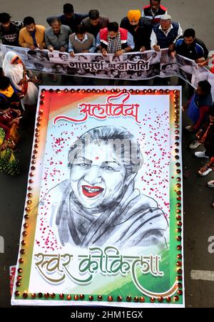 Bhopal, Indien. 06th. Februar 2022. Die Inder zollen dem Bollywood-Veteran der Playback-Sängerin Lata Mangeshkar Tribut. Die Königin von Melody wurde mit Bharat Ratna ausgezeichnet und viele andere renommierte Auszeichnungen, die als die beliebtesten und einflussreichsten Sänger des Landes gelten, starben im Alter von 92 Jahren nach längerer Krankheit in einem Krankenhaus in Mumbai. (Foto: Sanjeev Gupta/SOPA Images/Sipa USA) Quelle: SIPA USA/Alamy Live News Stockfoto