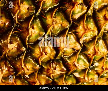 Natürliche Muster und Texturen der Ananas (Ananas comosus)-Haut in semi-abstraktem Makro Stockfoto