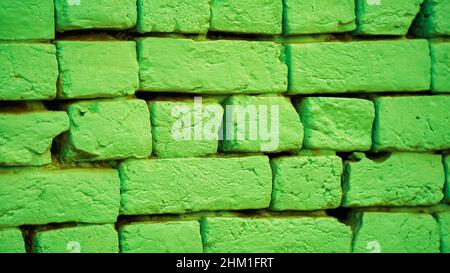 Echte lite grüne Ziegelwand. Nahtloses Muster Hintergrund. Grüne Ziegelwand Stockfoto