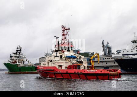 Schleppboot BB Coaster, Abfahrt vom Binnenhafen von Bergen, Norwegen. Vorbei am Skoltegrunnskaien Kai. Stockfoto