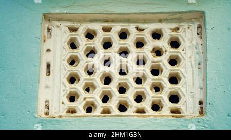 Dekoratives Fenster an der Wand. Traditionelles zementiertes Fenster indischer Paläste. Stockfoto
