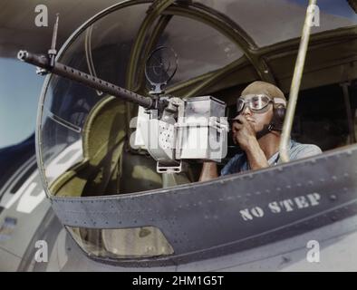 Jesse Rhodes Waller, Aviation Ordnance Mate, Third Class, beim Ausprobieren eines Maschinengewehrs im Kaliber 30, das er gerade auf dem Navy-Flugzeug, dem Naval Air Base, Corpus Christi, Texas, USA, installiert hat, Howard R. Hollem, U.S. Office of war Information, August 1942 Stockfoto