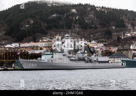 Niederländische Karel Doorman-Klasse Fregatte F3831 HNLMS Van Amstel am Festningskaien Kai im Hafen von Bergen, Norwegen. Die dänische Fregatte HDMS Triton hinter ihr. Stockfoto