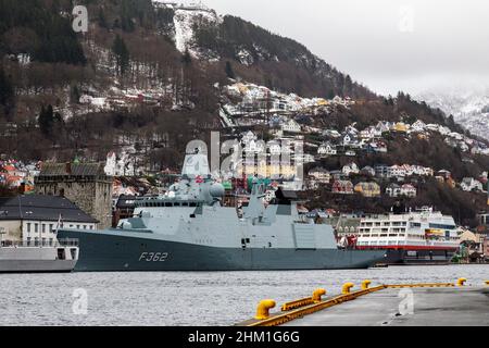 Dänische Fregatte der Ver Huitfeldt-Klasse F362 HDMS Peter Willemoes am Festningskaien Kai im Hafen von Bergen, Norwegen. Ein dunkler, regnerischer und nebliger Wintertag Stockfoto