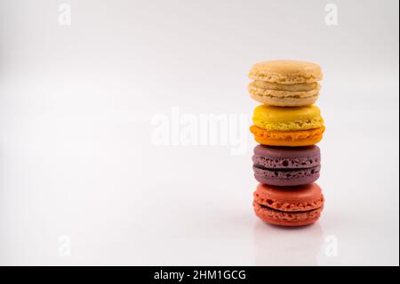 Nahaufnahme eines Stapels farbenfroher französischer Makronen auf einem isolierten weißen Hintergrund. Speicherplatz kopieren. Stockfoto