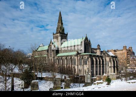 Glasgow Cathedral und schneebedeckter Friedhof. Stockfoto