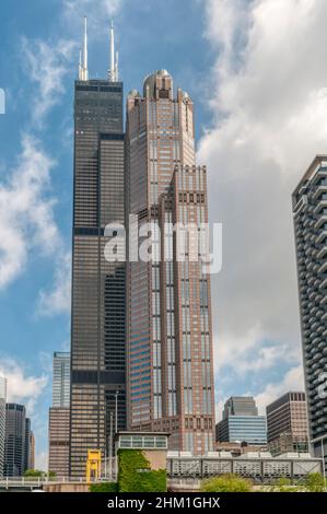 311 South Wacker Drive in Chicago (Vordergrund) war mit 293 m Höhe einst das höchste Stahlbetongebäude der Welt. Fertiggestellt im Jahr 1990. Stockfoto