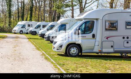 Diepenheim, Niederlande - 25. April 2021:Reihe moderner weißer Camper auf einem Campingplatz in Hof van Twente in den Niederlanden Stockfoto