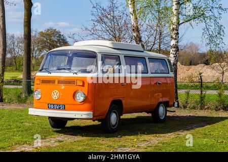 Diepenheim, Niederlande - 25. April 2021: Klassischer orangefarbener VW-Wohnmobil auf einem Campingplatz in Hof van Twente in den Niederlanden Stockfoto