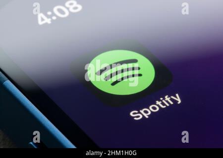 Das Symbol der Spotify App wird auf dem Bildschirm eines iPhone angezeigt. Stockfoto