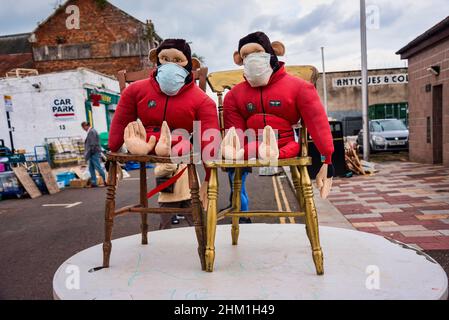 Skurrile Ausstellung vor dem Antiquitätenmarkt auf dem berühmten Barras Market in Glasgow, Schottland. Stockfoto