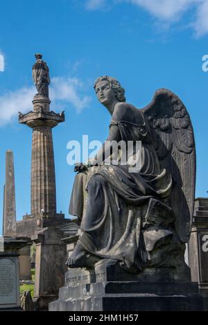 Engelsgrabsteine im Friedhof von Glasgow Necropolis, Schottland Stockfoto