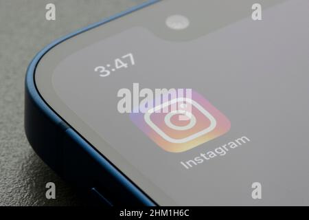 Das Instagram-App-Symbol wird auf dem Bildschirm eines iPhone angezeigt. Stockfoto