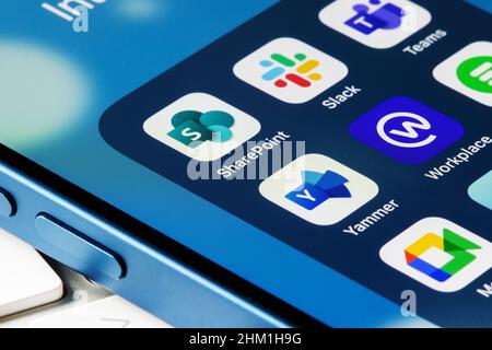 Verschiedene Intranet-Apps werden auf einem iPhone angezeigt, darunter Microsoft SharePoint, Slack, Teams, Yammer, Workplace by Facebook und Google Meet. Stockfoto