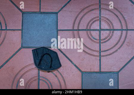 Schmutzige gebrauchte chirurgische Gesichtsmaske, um den Menschen vor dem Fang des Coronavirus oder seiner aktuellen Variante Omicron zu schützen Stockfoto