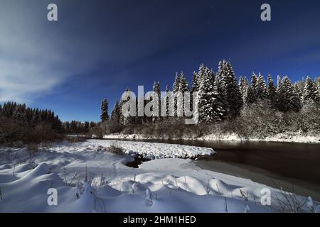 Yaak River bei Nacht bei Vollmond im Winter. Yaak Valley, nordwestlich von Montana. (Foto von Randy Beacham) Stockfoto