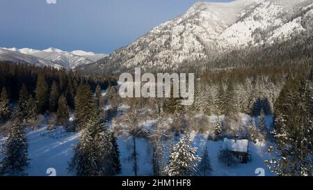 Bull River Valley und die Cabinet Mountains im Winter über der Bull River Guard Station. Nordwesten Von Montana. (Foto von Randy Beacham) Stockfoto