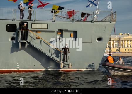 Russland, St. Petersburg, 27. Juli 2019: Das Kriegsschiff Admiral der Flotte Kasatonov im Fluss Newa vor dem Feiertag der russischen Marine an sonnigen Tagen Stockfoto