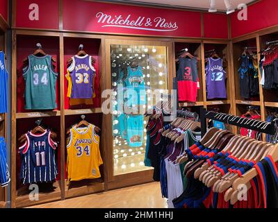 NBA-Flagship-Store für die professionellen Basketballteams Markenartikel, New York City, USA Stockfoto