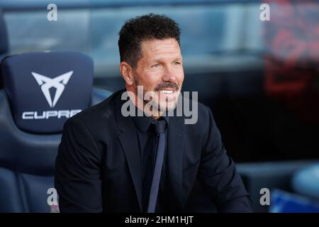 Barcelona, Spanien. 6th. Februar 2022. Der Manager Cholo Simeone beim Spiel der La Liga zwischen dem FC Barcelona und Atletico de Madrid im Camp Nou Stadium in Barcelona, Spanien. Quelle: Christian Bertrand/Alamy Live News Stockfoto