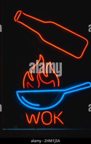 Neon-Schild Wok Restaurant asiatische Küche Gerichte Feuer Stockfoto