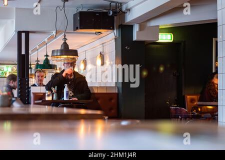 Ein einzelner Mann isst und trinkt in einem Pub in Kopenhagen Dänemark Stockfoto